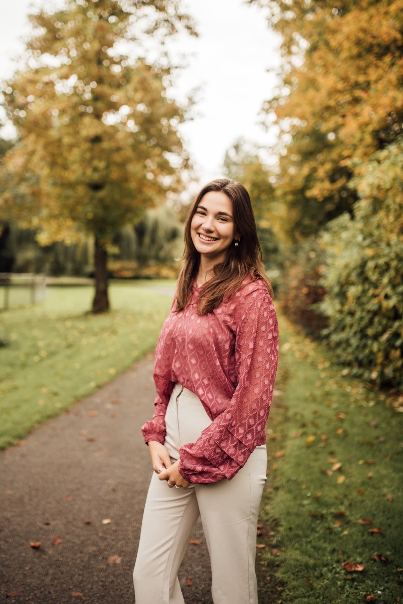 Melissa, de eigenaar van Café Soluna, buiten in het najaar